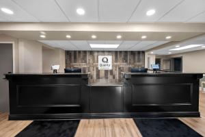 a lobby with a cash counter and a waiting area at Quality Inn Fort Myers Cape Coral in Fort Myers +49 photos