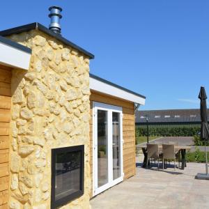 Schaelsbergerbosch- 2 Bath FireplGarde في فالكنبورخ: واجهة حجرية لمنزل به فناء