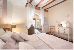 Un dormitorio con una gran cama blanca y un escritorio. en Ensueño Alojamiento Turístico, en Alcublas 144 fotos más