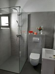 Ένα μπάνιο στο Apartment Neva