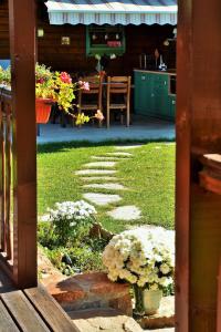 una veranda con fiori e vista sul giardino. di The Village Cottage a Natsovtsi