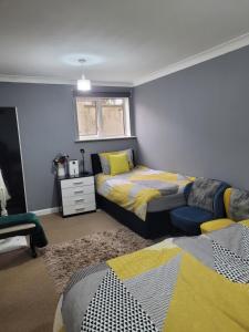 Postel nebo postele na pokoji v ubytování Modern Apartment in Luton
