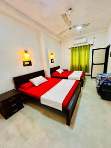 a bedroom with two beds and a window at Shehan Villa in Beruwala