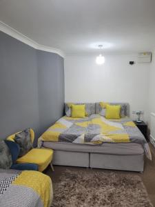 Postel nebo postele na pokoji v ubytování Modern Apartment in Luton