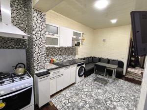 Una cocina con lavadora y secadora en una habitación. en Aybek, Chekhova 21, en Toshkent-Passajir Bekati 7 fotos más