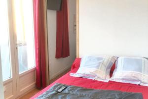 Un pat sau paturi într-o cameră la Maison cosy Ajaccio avec jacuzzi