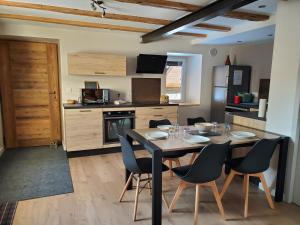 Kuchyňa alebo kuchynka v ubytovaní Appartement entre lac et montagnes