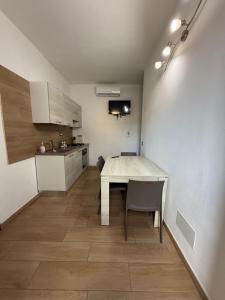 Kuchyň nebo kuchyňský kout v ubytování Sara's apartments