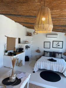 una camera da letto con un letto e un soffitto in legno di Quinta das Oliveiras a Olhão
