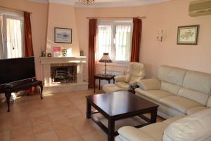 ein Wohnzimmer mit Couch und Kamin in der Unterkunft Anacasa Villa Murillo Oliva Nova MET CH1900 in Oliva