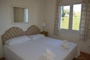 ein Schlafzimmer mit einem weißen Bett mit zwei Handtüchern darauf in der Unterkunft Anacasa Villa Murillo Oliva Nova MET CH1900 in Oliva + 38 Fotos