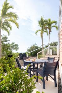 Ein Balkon oder eine Terrasse in der Unterkunft Sugarloaf Key RV Resort & Cottages