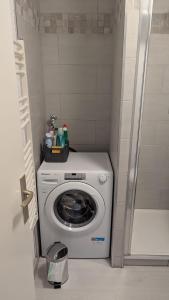 a washer and dryer in a small room at Studio avec terrasse à Valberg, Le St Honorât in Valberg