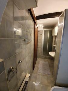 un baño con ducha y lavabo en La Nicolina, en Santa Margherita Ligure