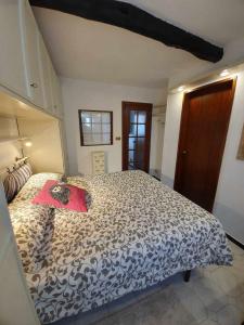 Un dormitorio con una cama grande con un edredón blanco y negro. en La Nicolina, en Santa Margherita Ligure