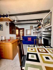 Una sala de estar con un sofá azul y una mesa. en La Nicolina, en Santa Margherita Ligure 22 fotos más