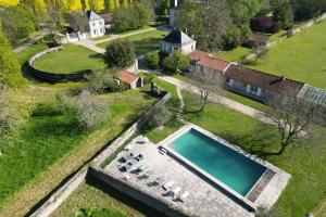 an aerial view of a house with a swimming pool at Château Chevreuil in Fresnay-en-Retz