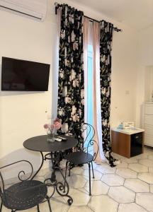 TV a/nebo společenská místnost v ubytování Pharus Miseni Suites and rooms