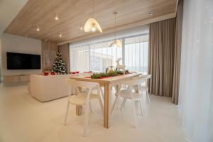 TV a/nebo společenská místnost v ubytování House Prestige White