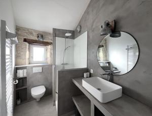 ein Badezimmer mit Waschbecken, Toilette und Spiegel in der Unterkunft Maison LA BEURELIÈRE proche Plage in Sainte-Marie-de-Ré + 9 Fotos