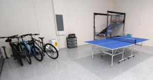 un tavolo da ping pong in una stanza con biciclette di Beautiful, fun home w/3 masters, pool & spa a Cape Coral