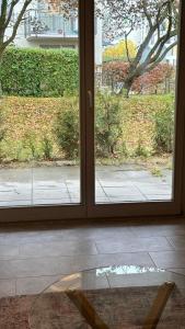 an open glass door with a view of a sidewalk at Ruhige Wohnung mit Garten in Schönefeld