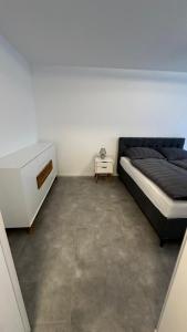 a bedroom with a bed and a night stand at Ruhige Wohnung mit Garten in Schönefeld