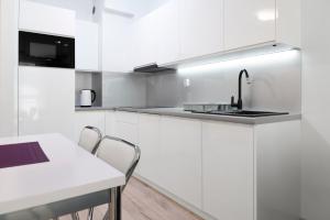 Kuchyňa alebo kuchynka v ubytovaní Apartamenty Bursztynowe + 4 fotografie