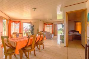 a dining room with a table and chairs at Casa vacacional cerca de la Fortuna San Carlos in Tanque