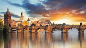 un puente sobre el agua frente a una ciudad en Family Arena Prague, en Praga