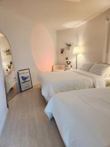 Giường trong phòng chung tại NEW Seoul VERA HOUSE