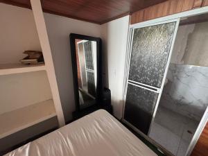 Postel nebo postele na pokoji v ubytování HOSTAL LAMAR BARU dónde Gertrudis