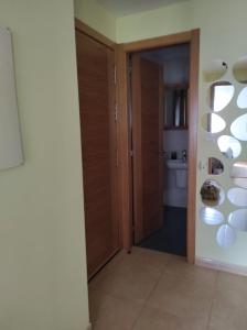 ein Flur mit einer Tür und einer Toilette in einem Zimmer in der Unterkunft Oasis o,xuncal in San Cosme de Barreiros