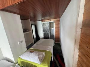 Postel nebo postele na pokoji v ubytování HOSTAL LAMAR BARU dónde Gertrudis + 37 fotografií
