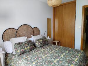 ein Schlafzimmer mit einem großen Bett und Kissen in der Unterkunft Oasis o,xuncal in San Cosme de Barreiros