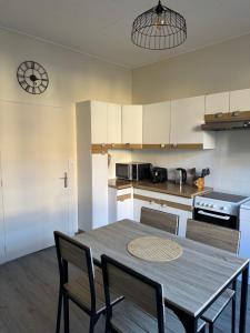 Kuchyňa alebo kuchynka v ubytovaní Appartement T4 70m2 - meublé - centre ville - proche Thermes