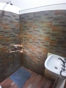 a bathroom with a toilet and a sink at Hace tu vida in Tigre