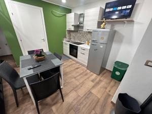 A kitchen or kitchenette at Holiday apartament