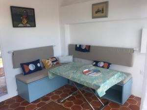 una camera con tavolo e divano con tavolo di Marseille L'Estaque Vue Mer a Marsiglia