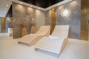 two beds in a room with vases at House Prestige Glam in Gliczarów Górny