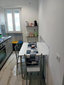 Una cocina con una mesa y sillas en una habitación. en Casa Vacanze Marco e Cinzia, en Roma 8 fotos más