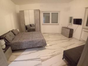 Un dormitorio con una cama, un sofá y un televisor. en Casa Vacanze Marco e Cinzia, en Roma