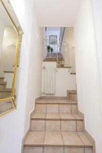 pasillo con escaleras, espejo y espejo en Casa Mike, en Meta