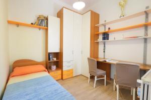 Un dormitorio con una cama y un escritorio con sillas en Casa Mike, en Meta