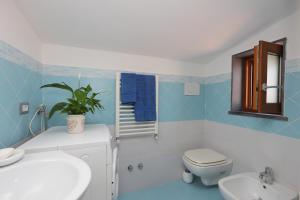 Un baño con un lavabo blanco, un inodoro y una bañera. en Casa Mike, en Meta 6 fotos más