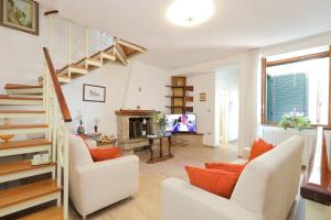 Una sala de estar con escalera y chimenea. en Casa Mike, en Meta