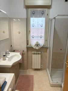 un baño con lavabo y ducha en La dimora del viaggiatore, en Vigevano 24 fotos más
