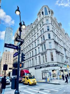 een straatbord voor een groot gebouw bij Nest aparthotel with kitchenette in New York