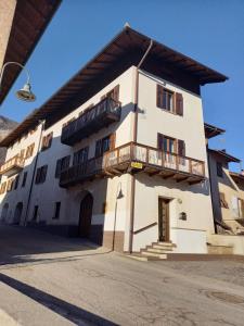 a building with a balcony on the side of it at Brenta Casa Vacanze - Apartments in Cunevo +7 photos
