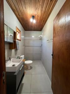 Pântano GrandeにあるQuarto em casa familiarのバスルーム(洗面台、トイレ付)が備わります。